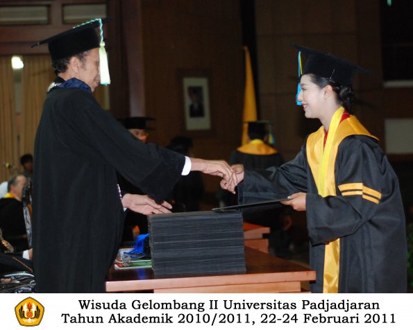 wisuda-farmasi-profesi-dan-s1-oleh-dekan_075