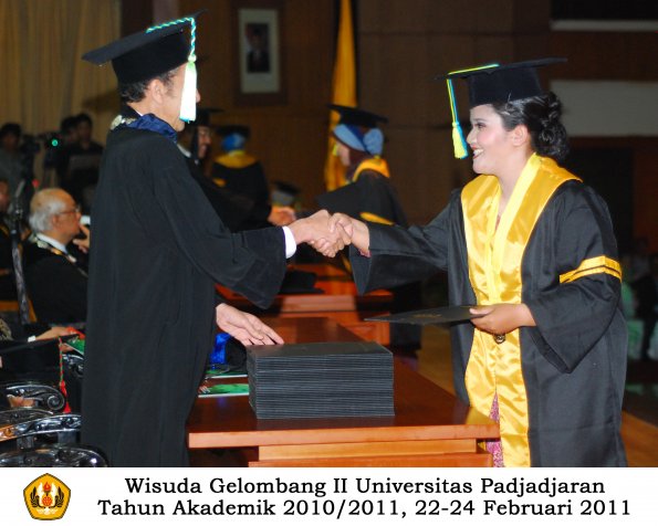 wisuda-farmasi-profesi-dan-s1-oleh-dekan_076