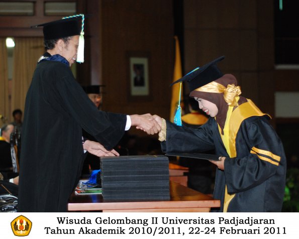 wisuda-farmasi-profesi-dan-s1-oleh-dekan_077