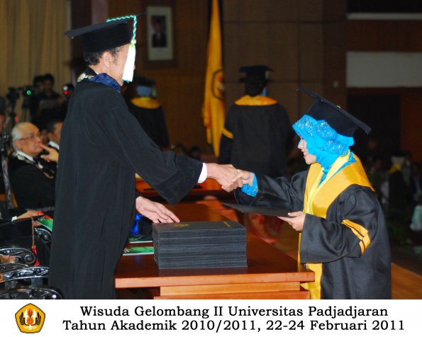 wisuda-farmasi-profesi-dan-s1-oleh-dekan_078