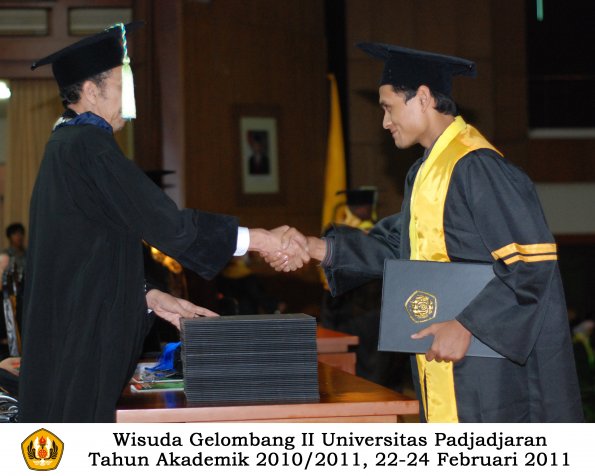 wisuda-farmasi-profesi-dan-s1-oleh-dekan_079