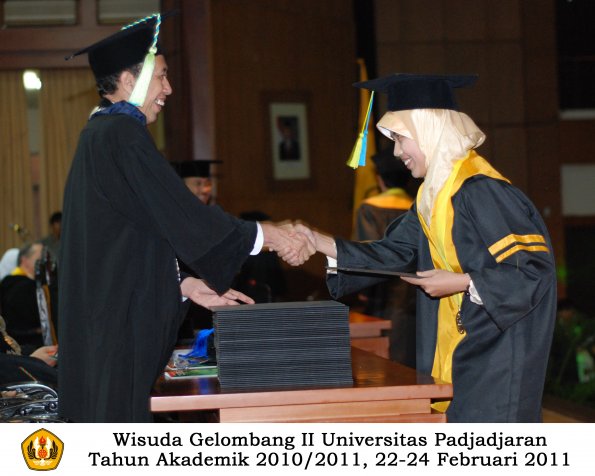 wisuda-farmasi-profesi-dan-s1-oleh-dekan_080