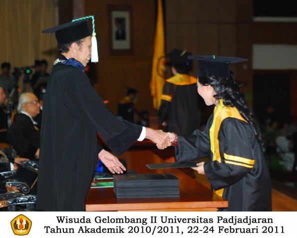 wisuda-farmasi-profesi-dan-s1-oleh-dekan_081