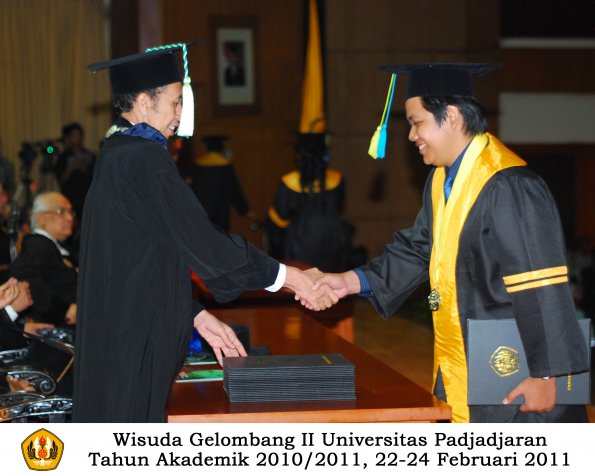 wisuda-farmasi-profesi-dan-s1-oleh-dekan_082