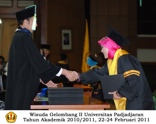 wisuda-farmasi-profesi-dan-s1-oleh-dekan_083