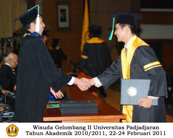 wisuda-farmasi-profesi-dan-s1-oleh-dekan_084