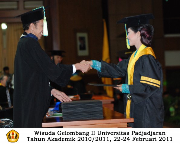 wisuda-farmasi-profesi-dan-s1-oleh-dekan_085