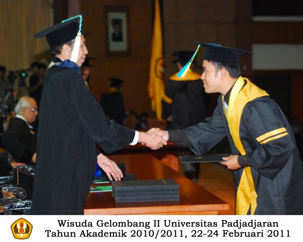 wisuda-farmasi-profesi-dan-s1-oleh-dekan_086