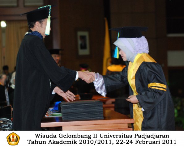 wisuda-farmasi-profesi-dan-s1-oleh-dekan_087