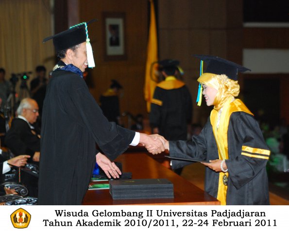 wisuda-farmasi-profesi-dan-s1-oleh-dekan_088