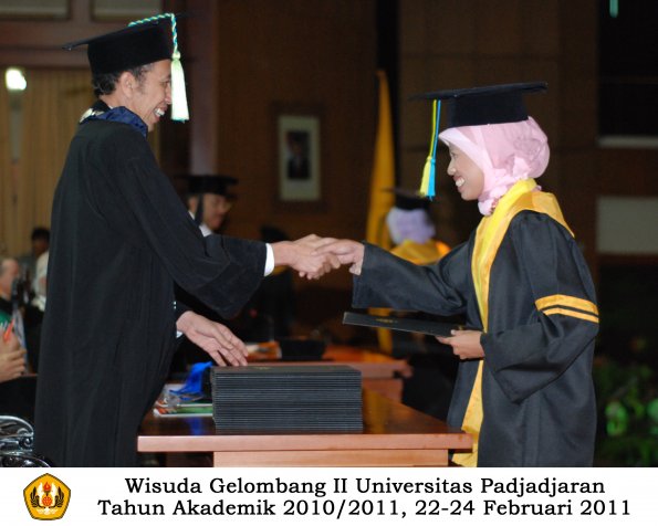 wisuda-farmasi-profesi-dan-s1-oleh-dekan_089