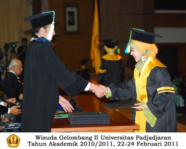 wisuda-farmasi-profesi-dan-s1-oleh-dekan_090