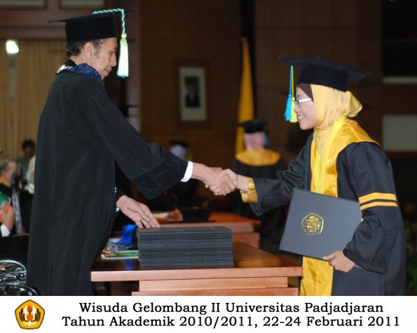 wisuda-farmasi-profesi-dan-s1-oleh-dekan_091