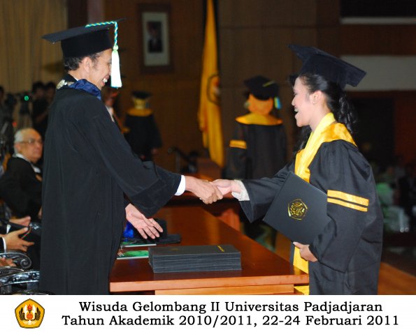 wisuda-farmasi-profesi-dan-s1-oleh-dekan_092