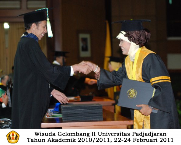 wisuda-farmasi-profesi-dan-s1-oleh-dekan_093