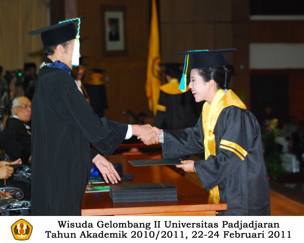 wisuda-farmasi-profesi-dan-s1-oleh-dekan_094