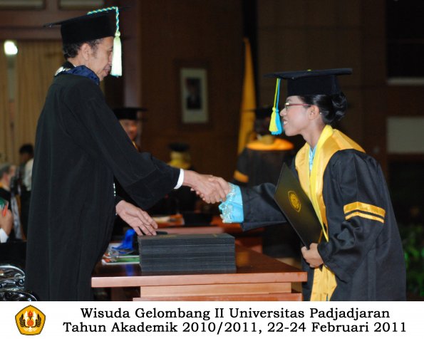 wisuda-farmasi-profesi-dan-s1-oleh-dekan_095