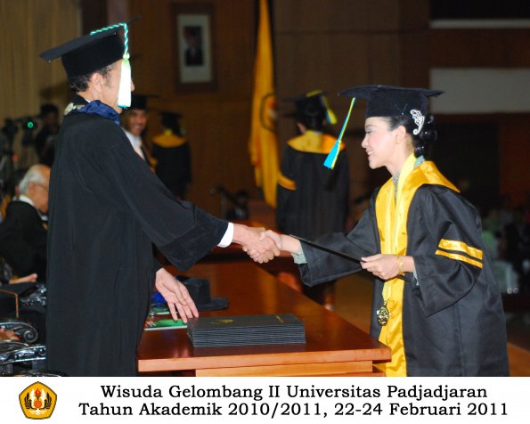 wisuda-farmasi-profesi-dan-s1-oleh-dekan_096