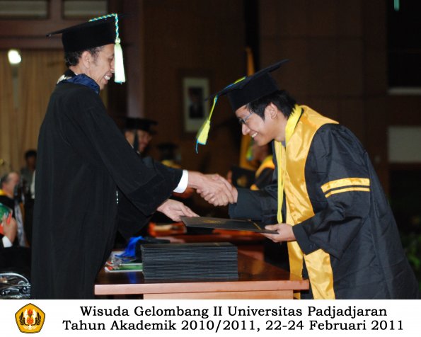 wisuda-farmasi-profesi-dan-s1-oleh-dekan_097