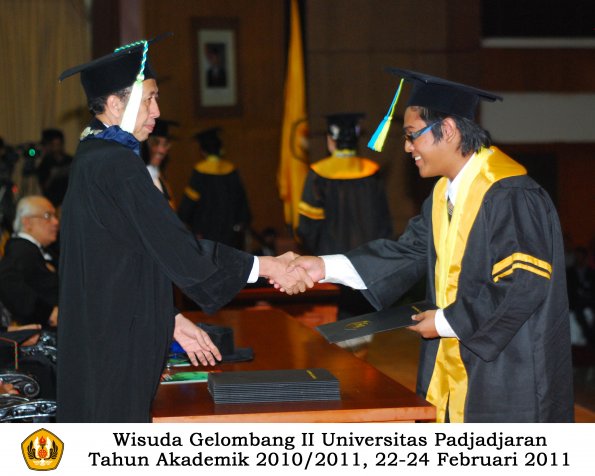 wisuda-farmasi-profesi-dan-s1-oleh-dekan_098