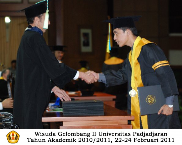 wisuda-farmasi-profesi-dan-s1-oleh-dekan_099