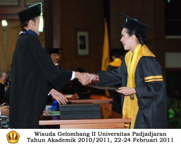 wisuda-farmasi-profesi-dan-s1-oleh-dekan_100