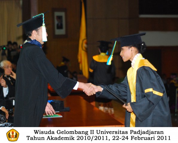 wisuda-farmasi-profesi-dan-s1-oleh-dekan_101