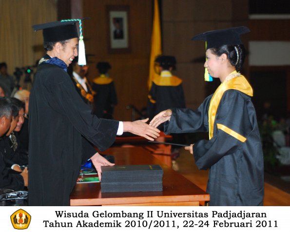 wisuda-farmasi-profesi-dan-s1-oleh-dekan_102