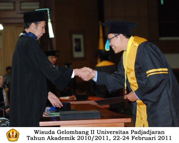 wisuda-farmasi-profesi-dan-s1-oleh-dekan_103