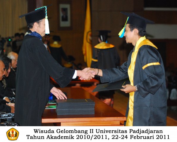 wisuda-farmasi-profesi-dan-s1-oleh-dekan_104