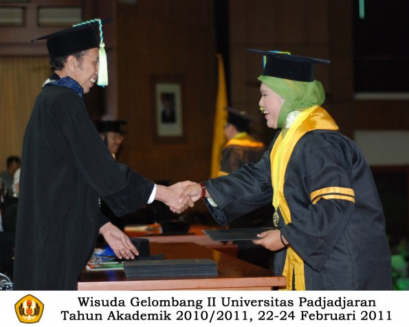 wisuda-farmasi-profesi-dan-s1-oleh-dekan_105