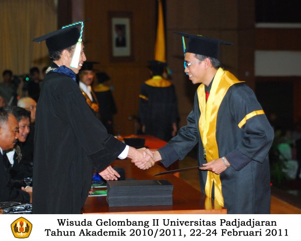 wisuda-farmasi-profesi-dan-s1-oleh-dekan_106