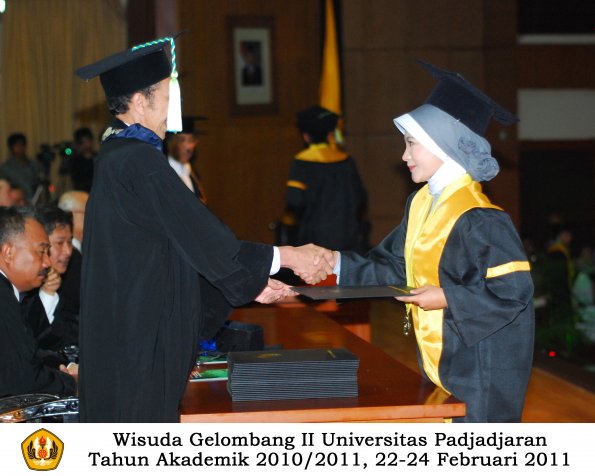 wisuda-farmasi-profesi-dan-s1-oleh-dekan_108