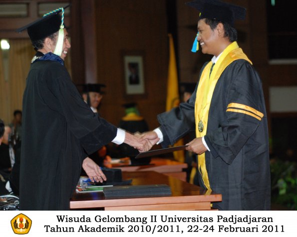 wisuda-farmasi-profesi-dan-s1-oleh-dekan_109