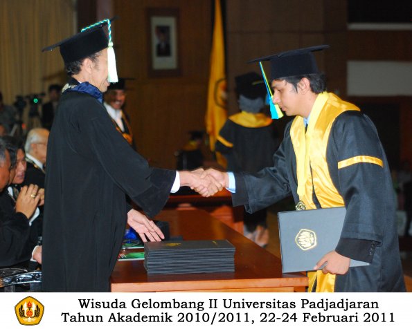 wisuda-farmasi-profesi-dan-s1-oleh-dekan_110