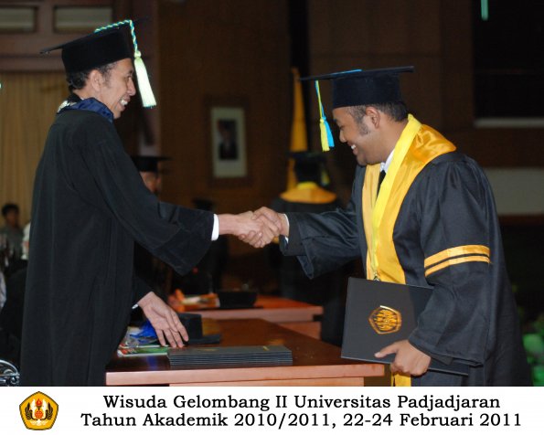 wisuda-farmasi-profesi-dan-s1-oleh-dekan_111