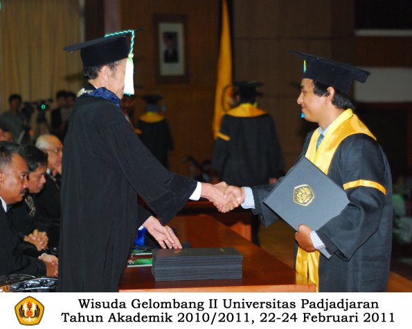 wisuda-farmasi-profesi-dan-s1-oleh-dekan_112