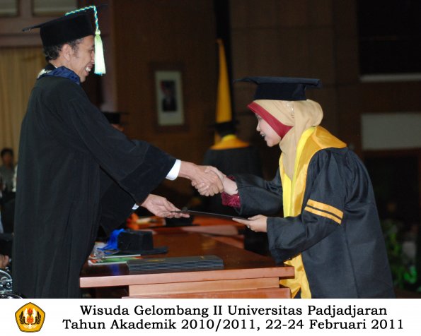 wisuda-farmasi-profesi-dan-s1-oleh-dekan_113