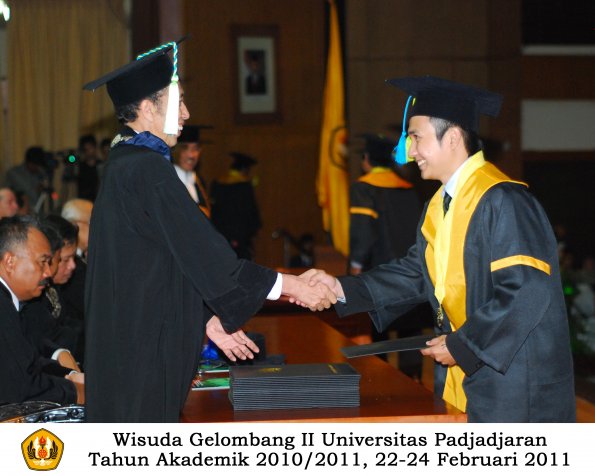 wisuda-farmasi-profesi-dan-s1-oleh-dekan_114