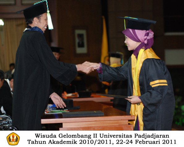 wisuda-farmasi-profesi-dan-s1-oleh-dekan_115