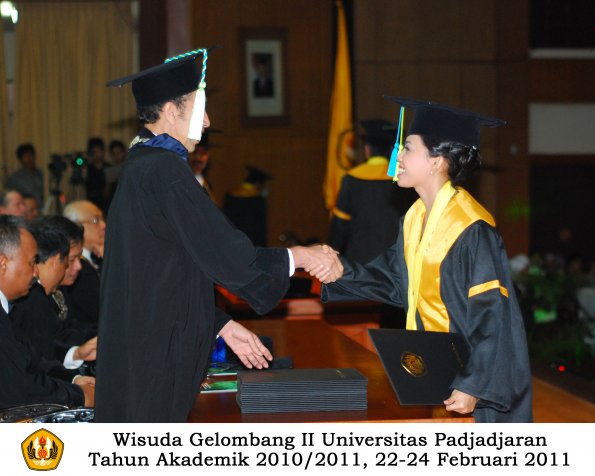 wisuda-farmasi-profesi-dan-s1-oleh-dekan_116