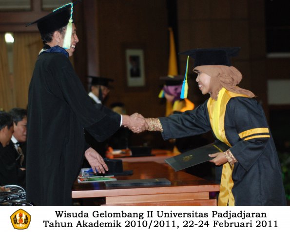 wisuda-farmasi-profesi-dan-s1-oleh-dekan_117