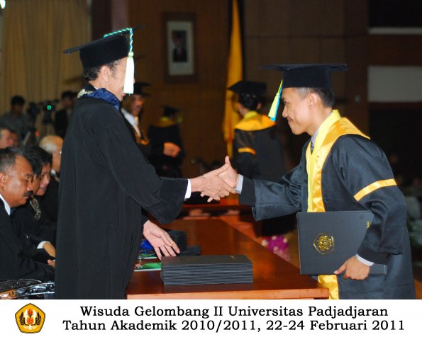 wisuda-farmasi-profesi-dan-s1-oleh-dekan_118