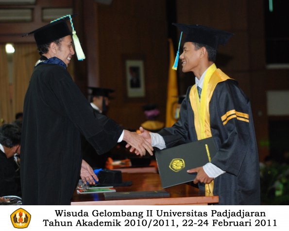 wisuda-farmasi-profesi-dan-s1-oleh-dekan_119