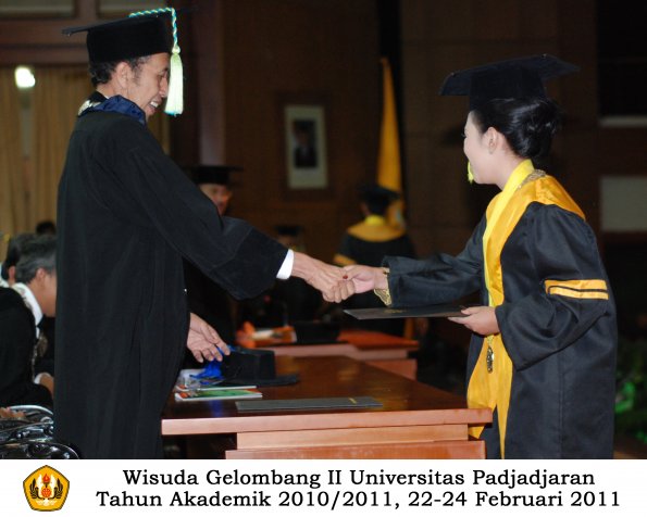 wisuda-farmasi-profesi-dan-s1-oleh-dekan_120