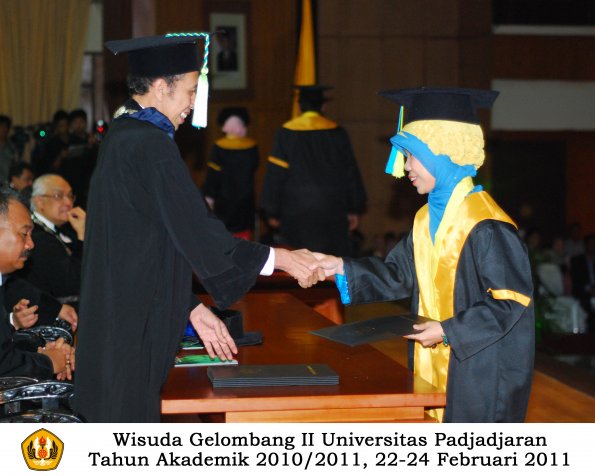 wisuda-farmasi-profesi-dan-s1-oleh-dekan_121