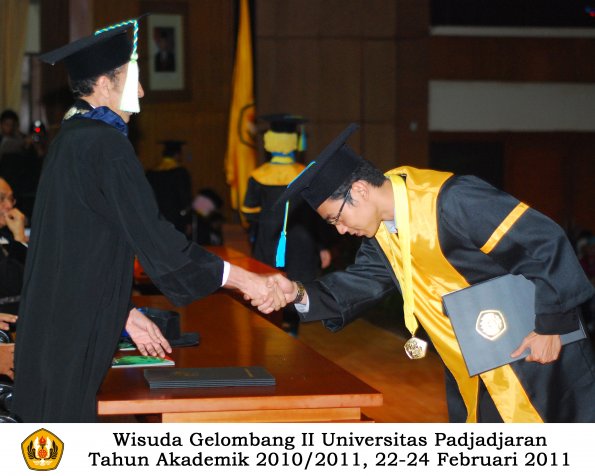 wisuda-farmasi-profesi-dan-s1-oleh-dekan_122