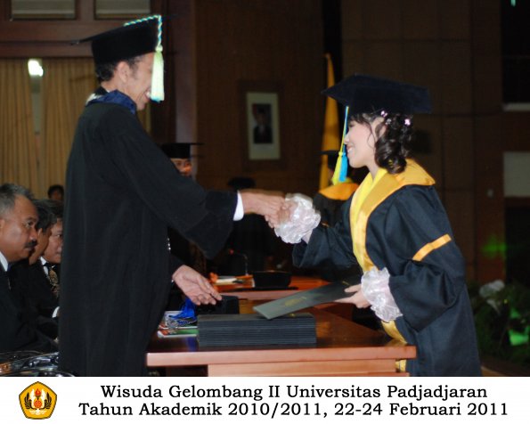 wisuda-farmasi-profesi-dan-s1-oleh-dekan_123