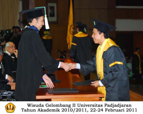 wisuda-farmasi-profesi-dan-s1-oleh-dekan_124