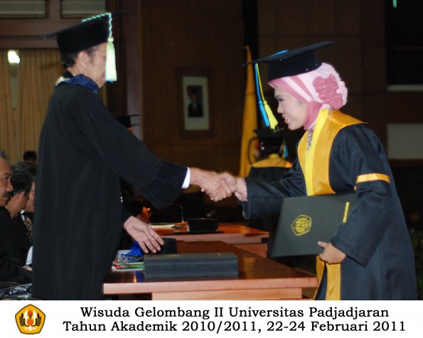 wisuda-farmasi-profesi-dan-s1-oleh-dekan_125